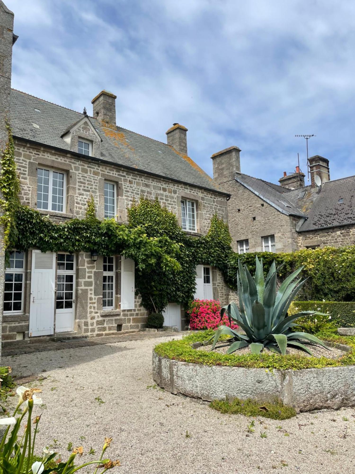 Le Conquerant - Chambres Meublees - Barfleur Eksteriør billede