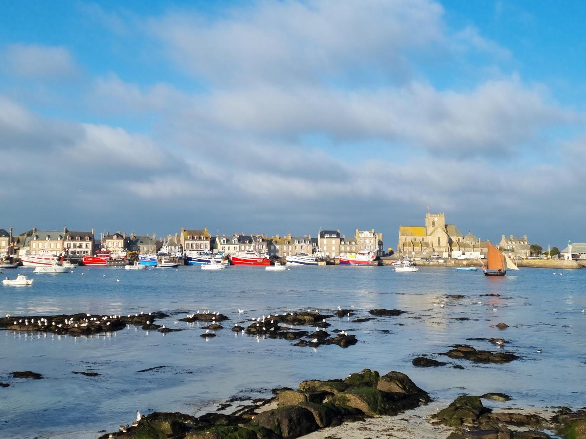 Le Conquerant - Chambres Meublees - Barfleur Eksteriør billede