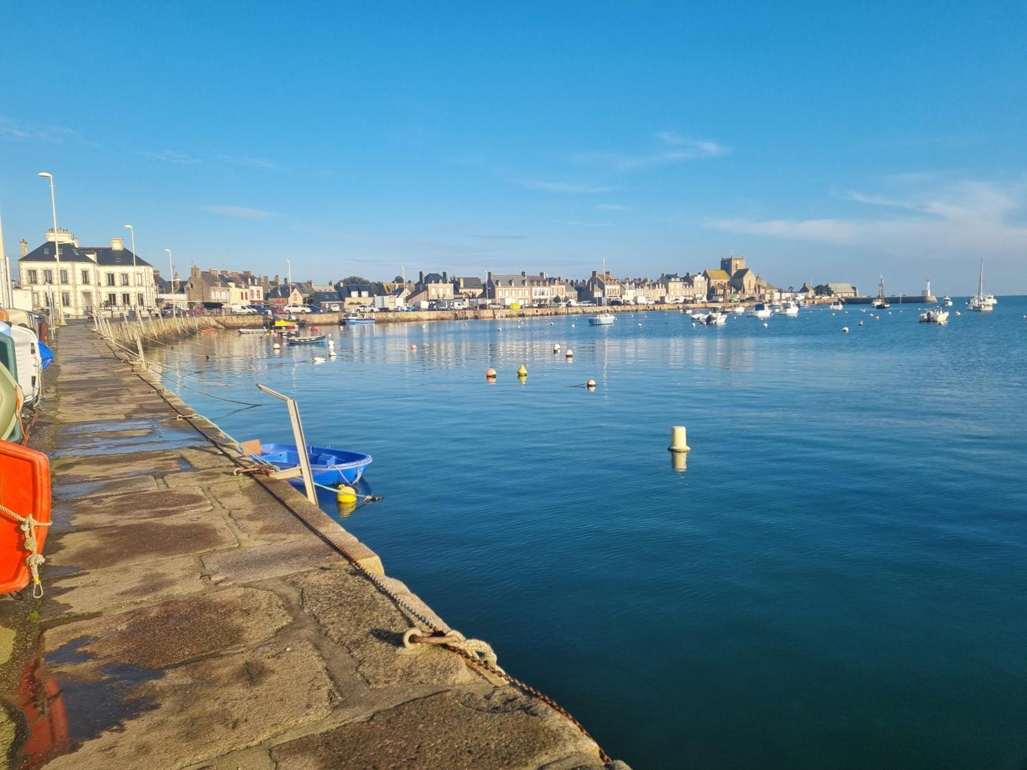 Le Conquerant - Chambres Meublees - Barfleur Eksteriør billede